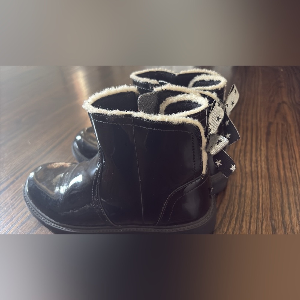 Ugg Kids Lynde Black Patent Short Boots Size 4